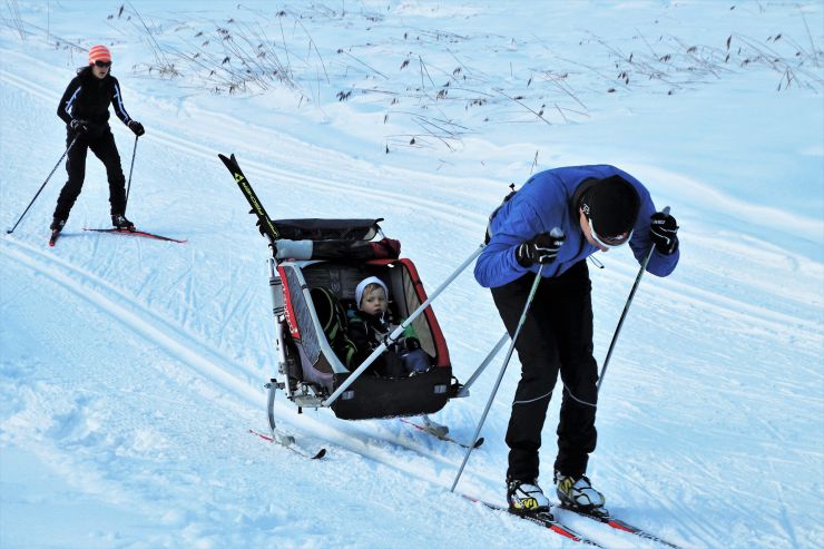 Ski mit Kinderanhänger